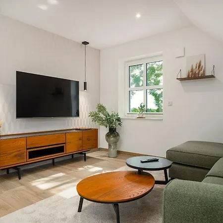 With 2 Bedrooms بيت للعطل