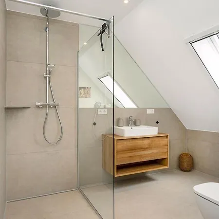 With 2 Bedrooms غريتسيل